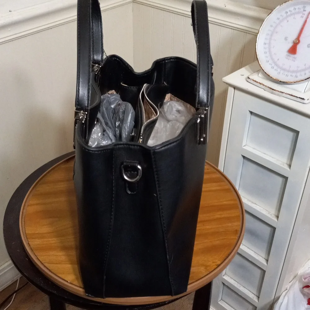 C black faux leather  shoulder bag - Picture 2 of 9